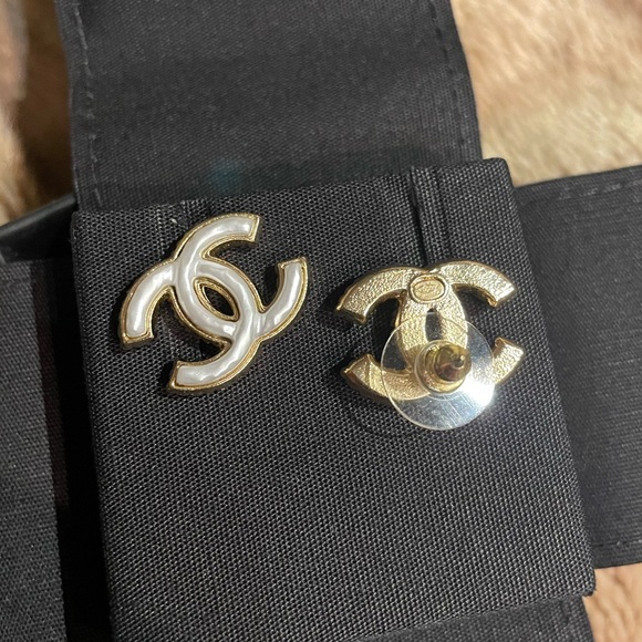 Chanel Pearly CC Stud Earrings - Picture 4 of 5
